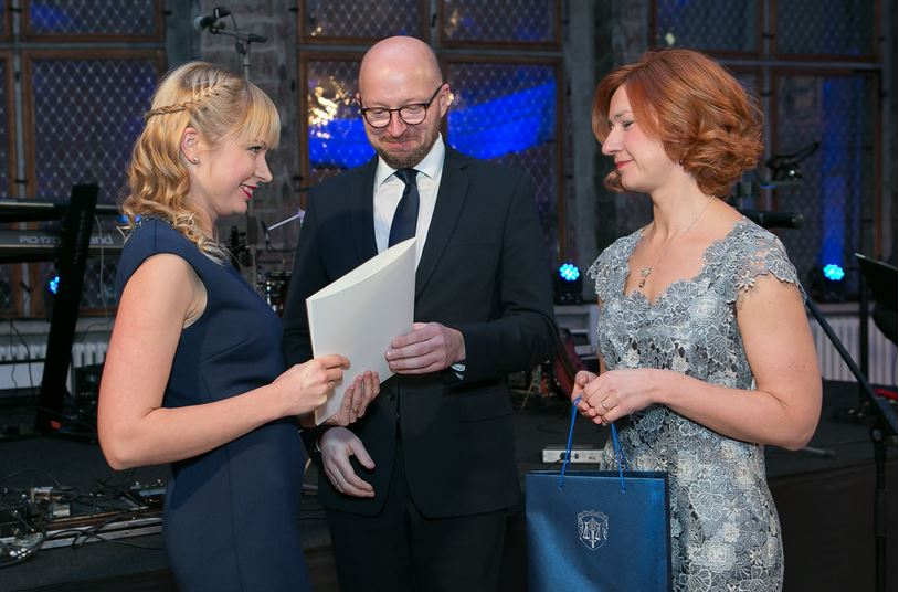 Aasta ametniku tiitli sai 2016. aastal personaliosakonna juhataja Marianne Tiigimaa (vasakul). 